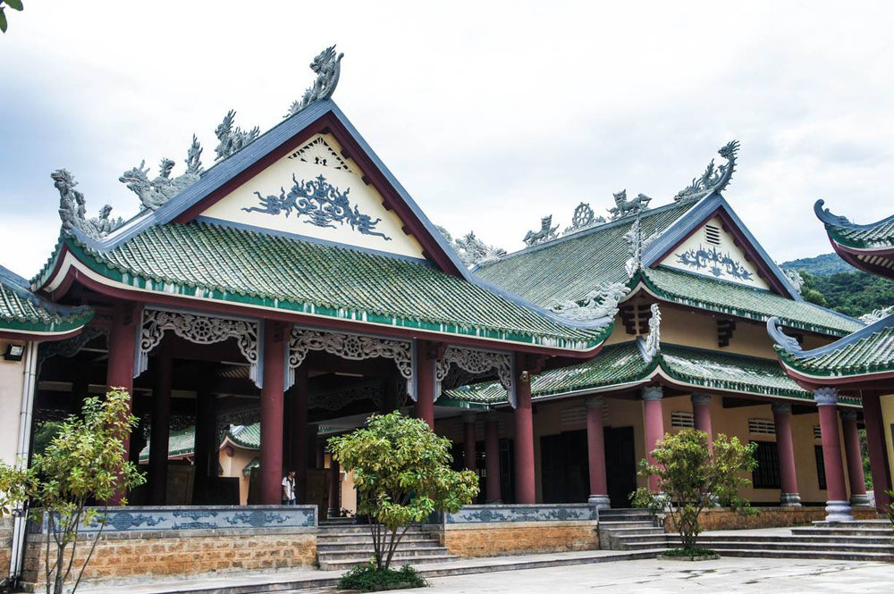 hùa Linh Ứng Bãi Bụt nổi bật với kiến trúc giao hòa